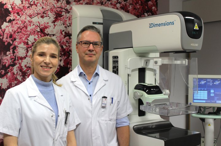 Radiologen bij mammografietoestel