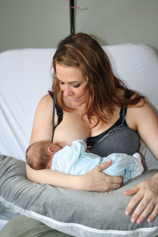 Vrouw geeft haar kind borstvoeding