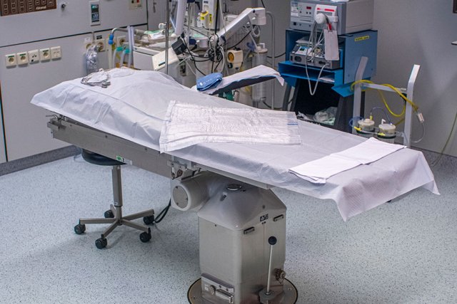 een operatietafel voor een keizersnede op de materniteit van GZA ziekenhuizen