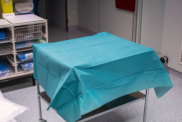 Een steriele operatietafel tijdens een keizersnede op de materniteit van GZA