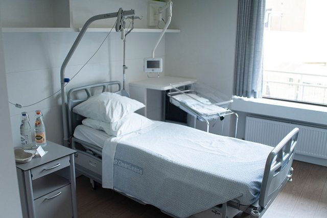 Een bed op de materniteit van GZA in een eenpersoonskamer