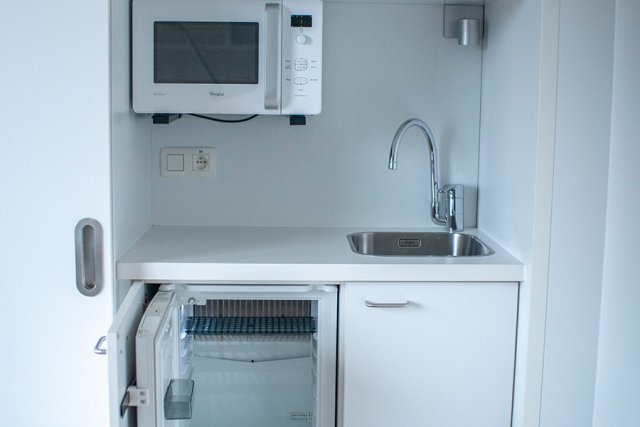 Een kitchenette op een eenpersoonskamer van de afdelingmaterniteit van GZA ziekenhuizen