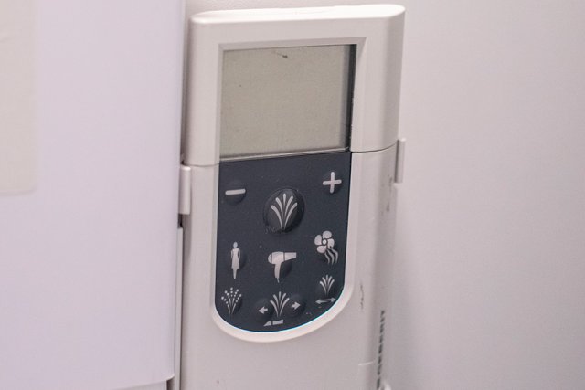 De afstandsbediening van een spoeltoilet op een eenpersoonskamer van de materniteit op GZA