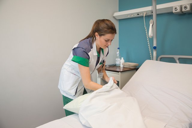 Verpleegster maakt een bed uit de materniteit op