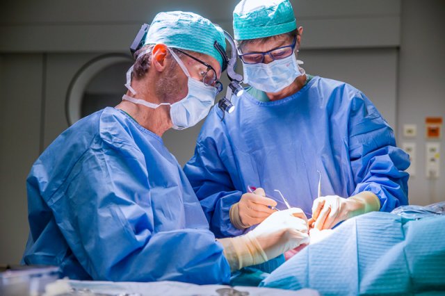 Twee mond-, kaak- en aangezichtschirurgen voeren een operatie uit
