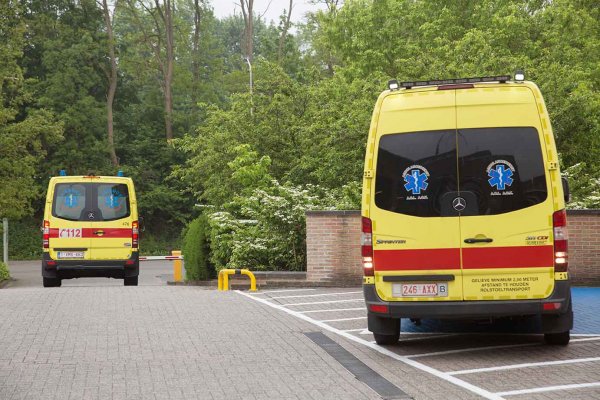 twee ambulances, geparkeerd voor de dienst spoedgeneeskunde